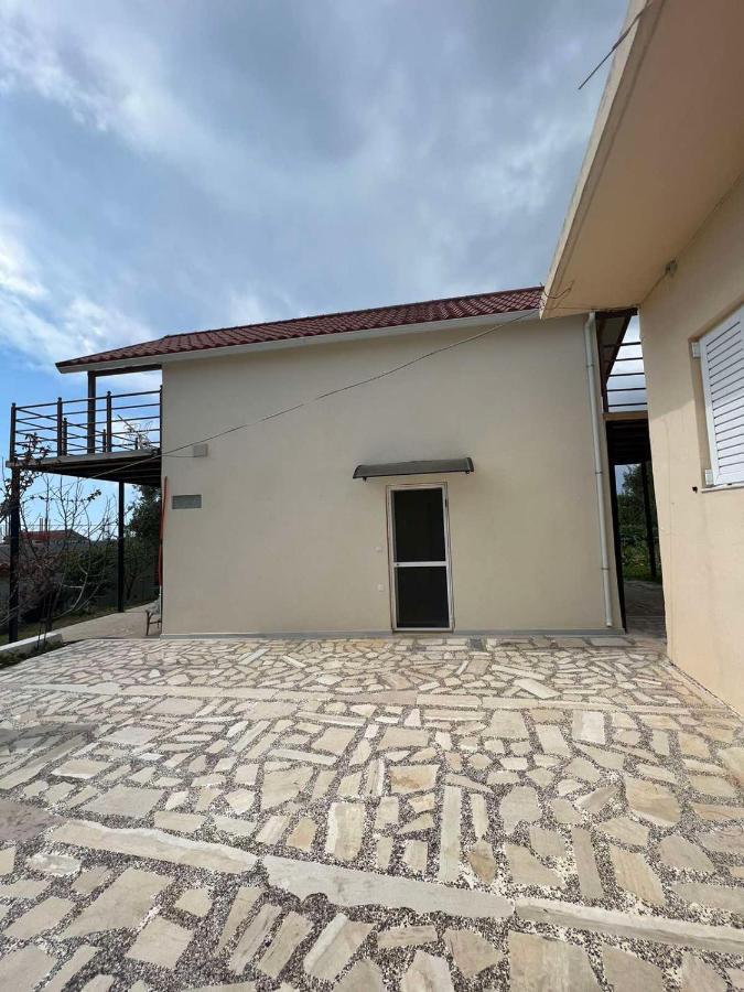 Villa Attic View à Loútsa Extérieur photo