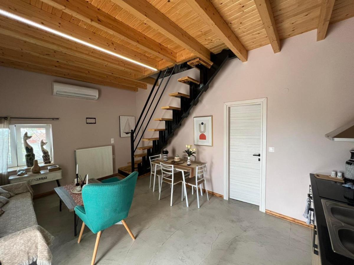 Villa Attic View à Loútsa Extérieur photo